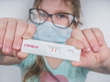 Que-hacer-ante-sintomas-de-COVID-19-de-un-hijo-min (1)